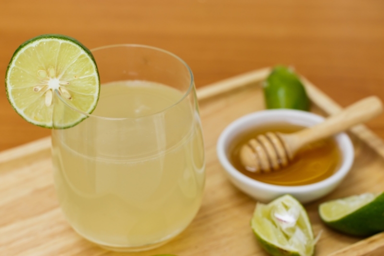 آیا نوشیدن آبلیمو و عسل ناشتا واقعاً برای سلامتی مفید است؟ بررسی علمی و دقیق