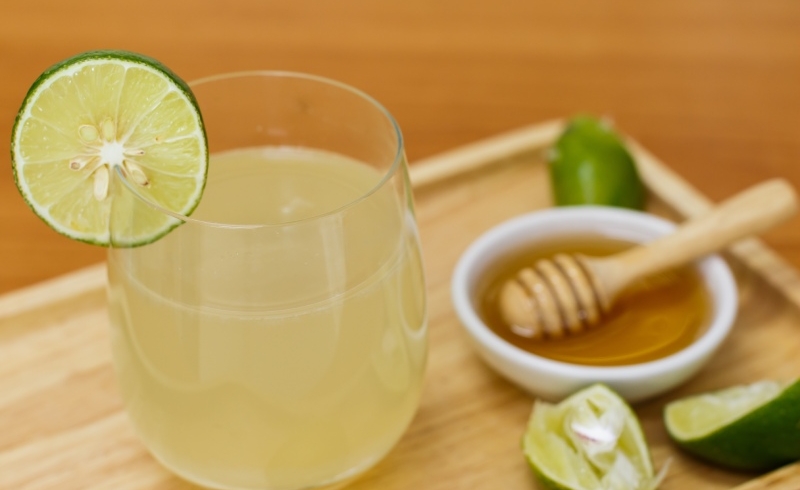 آیا نوشیدن آبلیمو و عسل ناشتا واقعاً برای سلامتی مفید است؟ بررسی علمی و دقیق