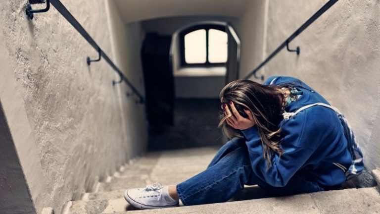 چگونه افسردگی در نوجوانان را شناسایی کنیم؟ نشانه‌ ها و راهکارهای والدین