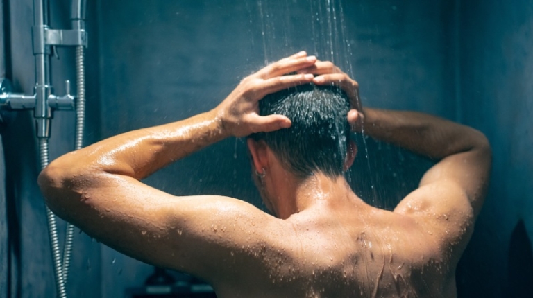 فواید و خطرات دوش آب سرد در زمستان