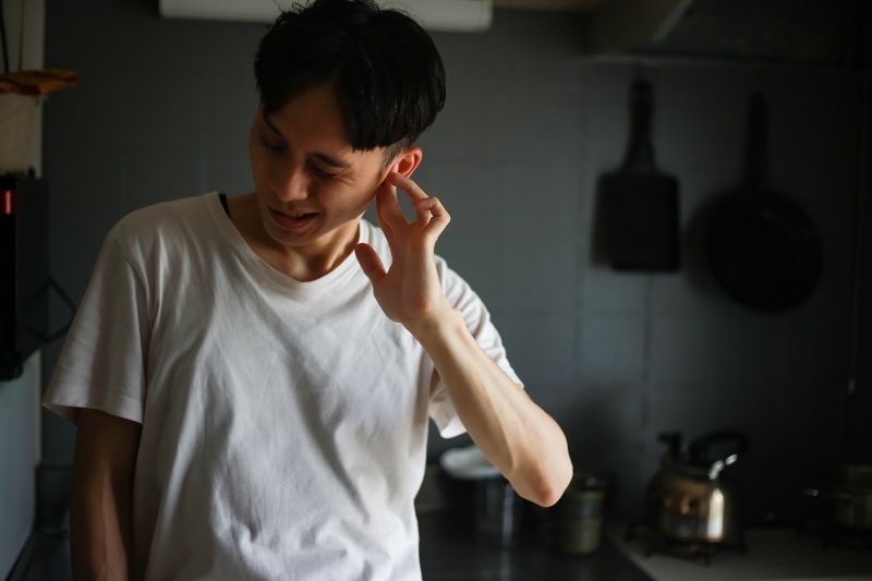 درمان مایع پشت پرده گوش