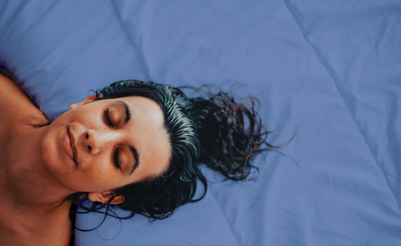چرا نباید با موی خیس بخوابیم؟ بررسی عوارض خوابیدن با موهای مرطوب