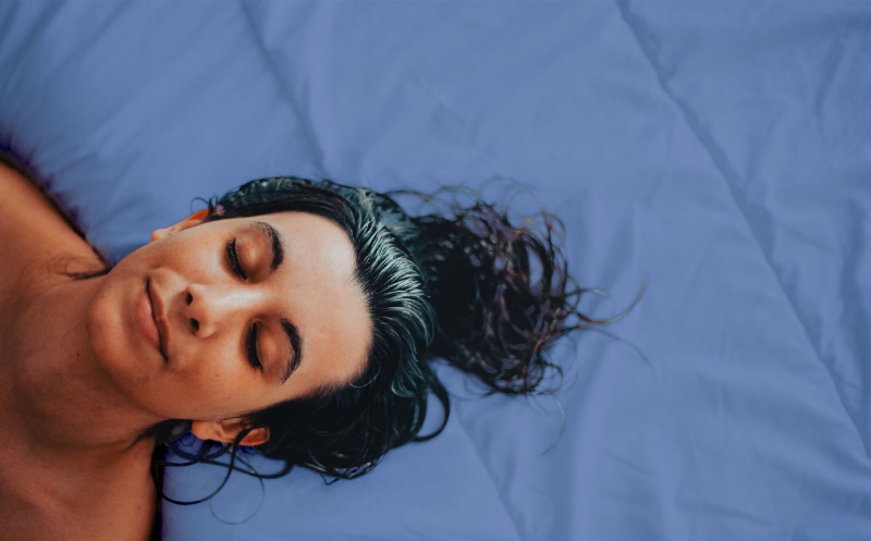 چرا نباید با موی خیس بخوابیم؟ بررسی عوارض خوابیدن با موهای مرطوب