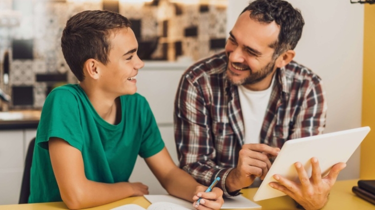 والدگری مبتنی بر توانمندی چگونه سلامت روان و موفقیت تحصیلی نوجوانان را تقویت می کند؟