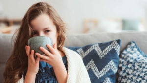 آیا چای برای کودکان ضرر دارد؟ تاثیر چای بر خواب و جذب آهن کودک