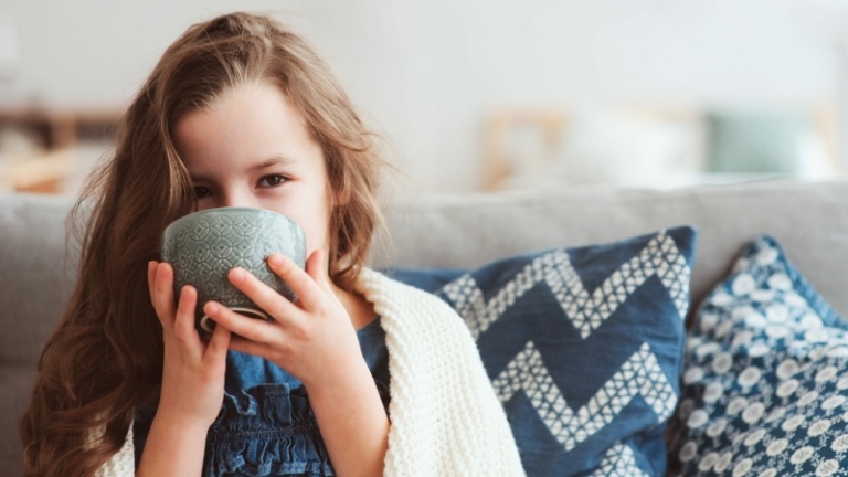 آیا چای برای کودکان ضرر دارد؟ تاثیر چای بر خواب و جذب آهن کودک