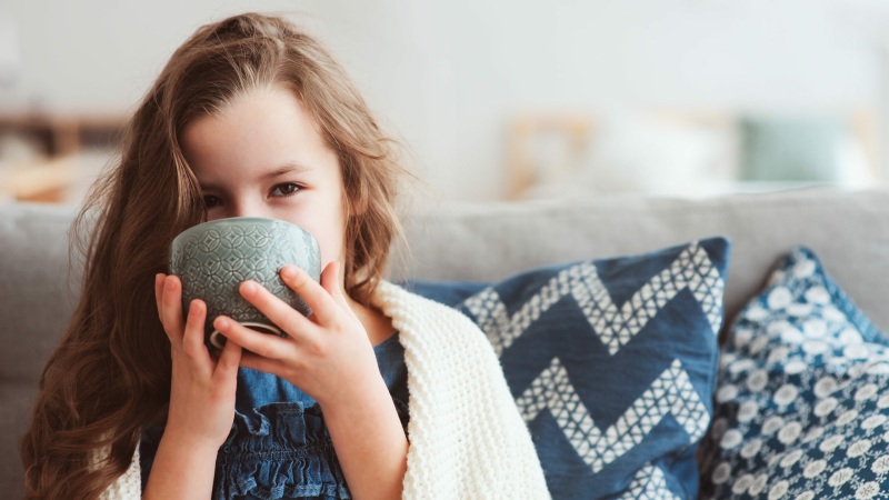 آیا چای برای کودکان ضرر دارد؟ تاثیر چای بر خواب و جذب آهن کودک