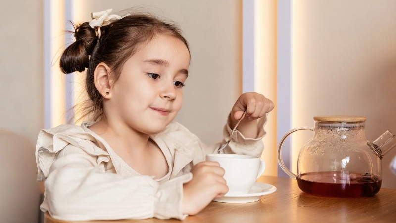 چای شیرین چه تاثیری بر سلامت دندان کودک دارد؟